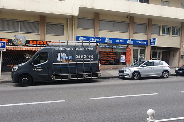 Devanture et camionnette siglée aux couleurs de l'entreprise